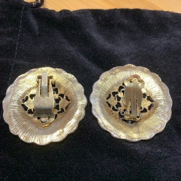 Les Bernard || Vintage Clip On Gold Toned Earrings - Picture 7 of 8